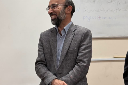 نشست صمیمانه دانشجویان تحصیلات تکمیلی و استادان دانشکده فیزیک 